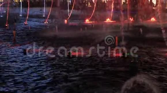 喷泉具有水光和火的照明视频的预览图