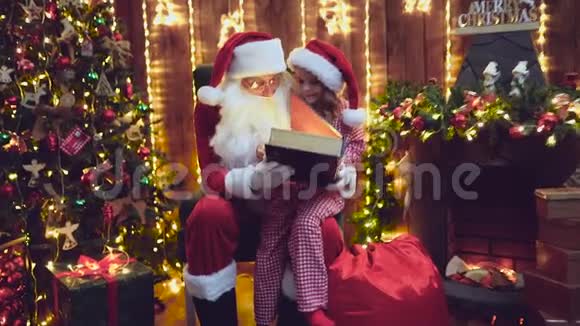 圣诞老人送礼物给一个可爱的小女孩视频的预览图