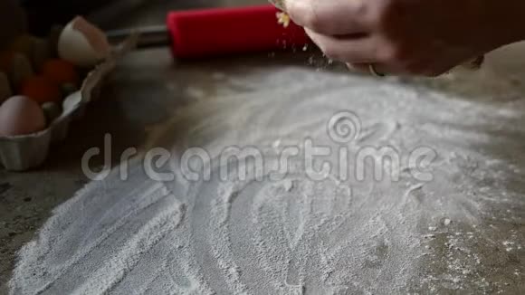 女人用手捏面团做擀面饼视频的预览图
