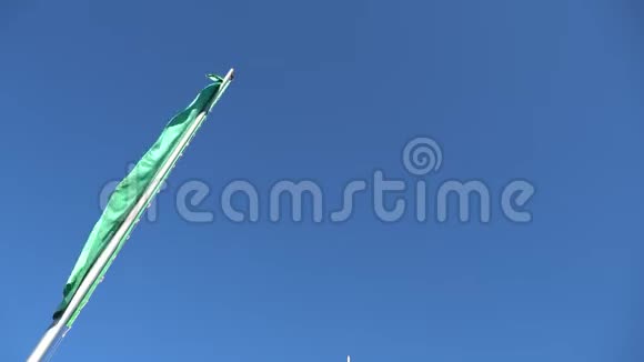 窄的竖旗迎风飘扬迎着蓝天体育短片4k视频的预览图