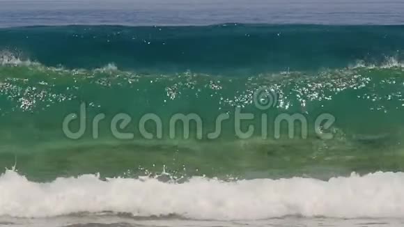 巨浪撞击绿海视频的预览图