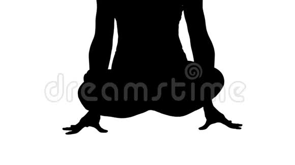 有魅力的女人练习瑜伽站在比例尺的运动中Tolasana的姿势视频的预览图