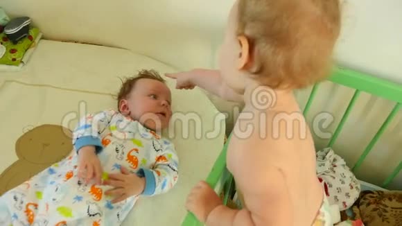 两个婴儿在玩视频的预览图