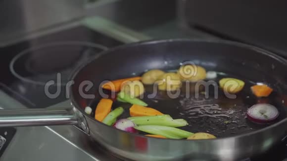 土豆胡萝卜芹菜和胡萝卜在平底锅中煎特写视频的预览图