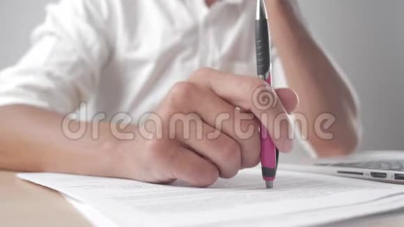 特写男双手紧张敲着笔走向桌子接受工作中的压力视频的预览图