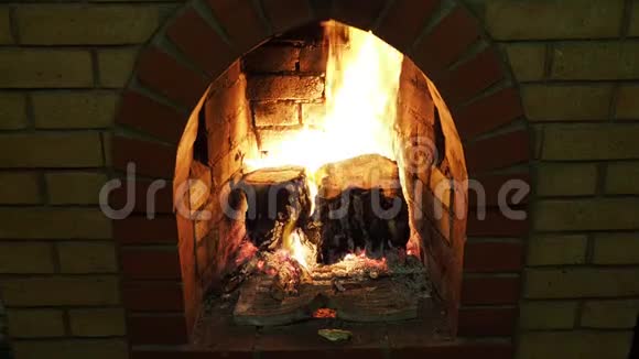 砖块壁炉里燃烧着的木桩视频的预览图