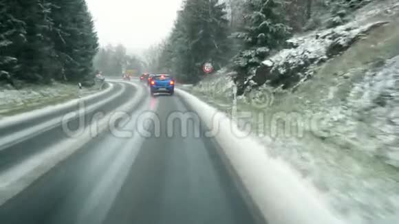 开着乡间小路穿过森林降雪视频的预览图