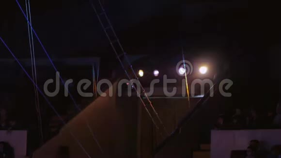 在表演期间马戏团的舞台上有灯光视频的预览图