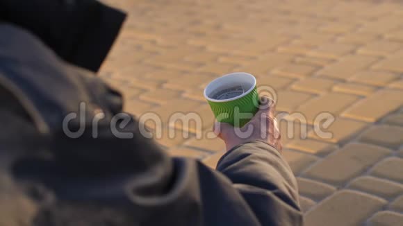 无家可归的乞丐用纸杯手视频的预览图