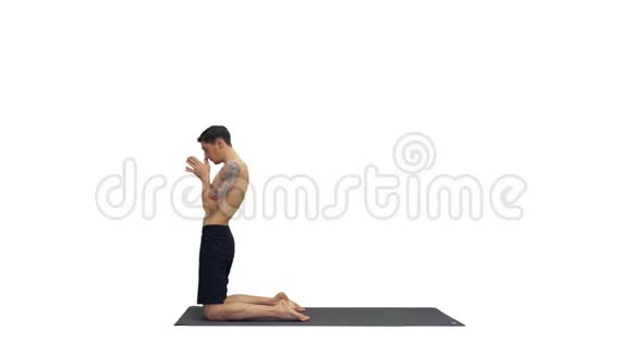瑜伽师在白色背景下做骆驼瑜伽姿势视频的预览图