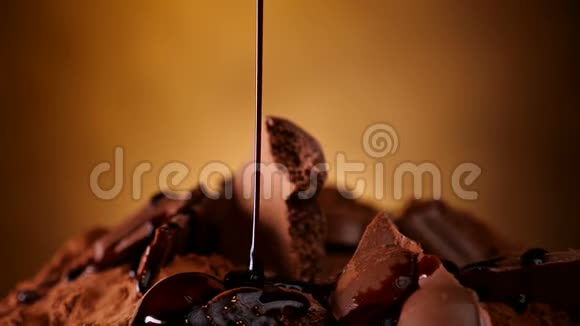 巧克力酱倒在各种巧克力块上可可视频的预览图