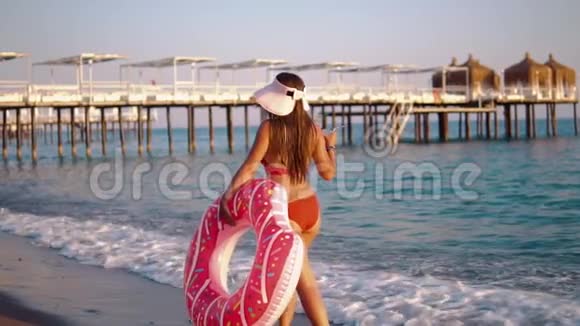 一位年轻女子背着充气甜甜圈视频的预览图