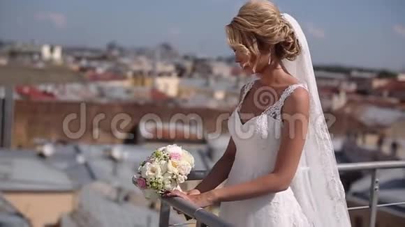 屋顶上的金发新娘视频的预览图