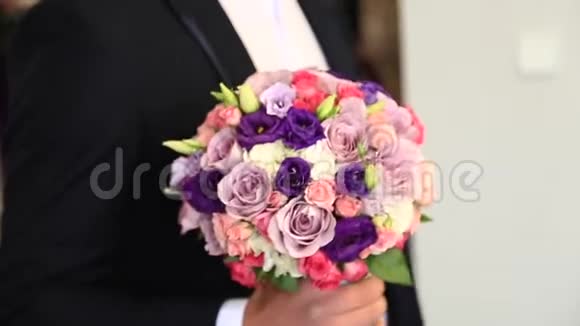 新郎手里捧着鲜花他把花束送给新娘视频的预览图