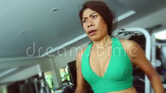 年轻的健康和运动的亚洲泰国妇女与健康的身体跑步健身房跑步机出汗训练硬慢跑锻炼视频的预览图