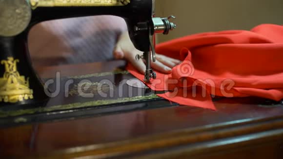 从事老式缝纫机工作的妇女视频的预览图