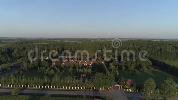空中飞行在一个位于森林和湖泊周围的乡村综合体视频的预览图