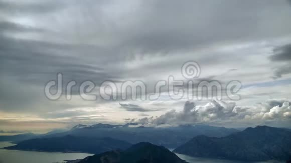 时光从一座山上流逝在群山的背景上流云视频的预览图
