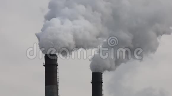 工厂烟囱冒烟浓烟滚滚工业污染空气发电厂排放环境生态问题视频的预览图