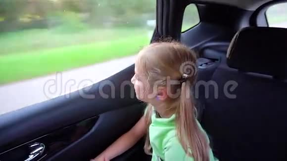 开车的女孩视频的预览图