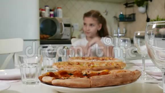 大比萨饼和可爱的小女孩视频的预览图