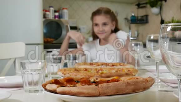 大比萨饼和可爱的小女孩视频的预览图