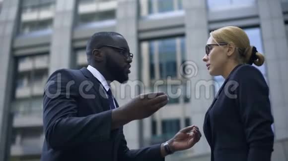 男老板骂下属员工自我辩护商业道德视频的预览图