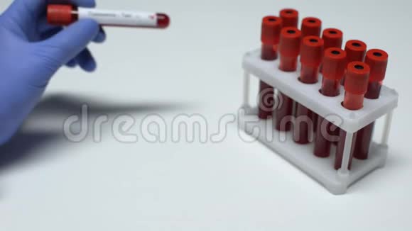 地中海贫血试验阳性医生在试管中显示血样健康检查视频的预览图