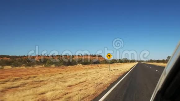 汽车驶过澳大利亚内陆的袋鼠路标视频的预览图