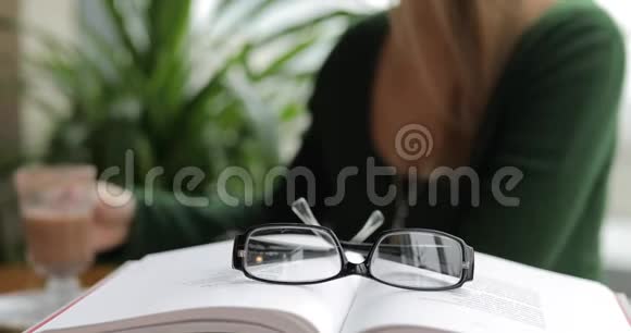 阅读概念眼镜特写女人带眼镜和看书视频的预览图