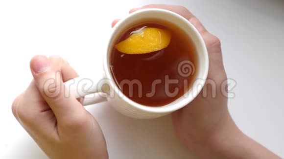 杯中放香柠檬片杯中放热茶维生素C治疗普通感冒视频的预览图