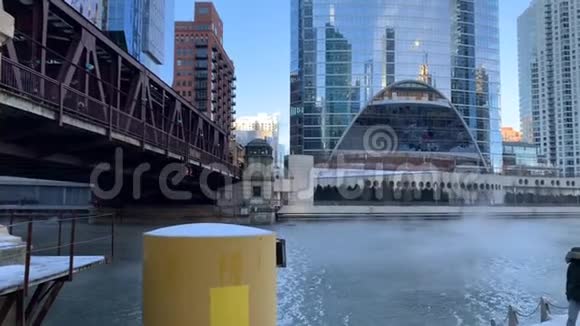 随着气温骤降芝加哥河在湖街桥下升起蒸汽视频的预览图