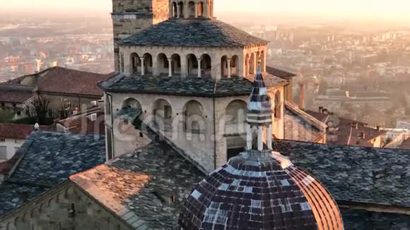 意大利美丽的城市之一贝加莫的CittaAlta隆巴第傍晚的日落和旧城的风景与大教堂视频的预览图