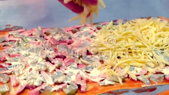 做自制披萨男人在面团上放一个奶酪上面有配料特写的手视频的预览图