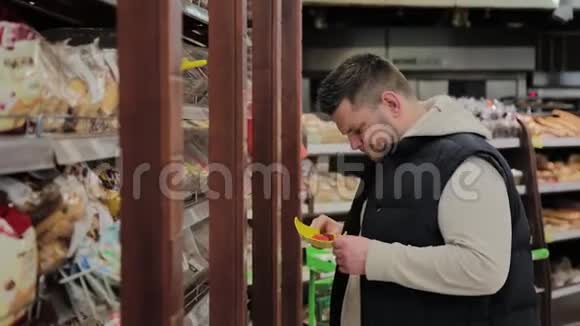 超市里的胖子自己挑选糖果视频的预览图