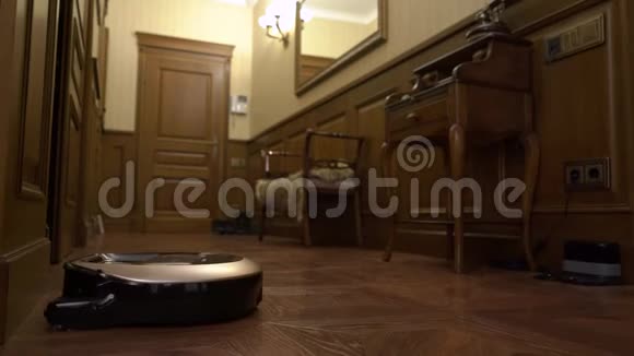机器人吸尘器打扫走廊视频的预览图