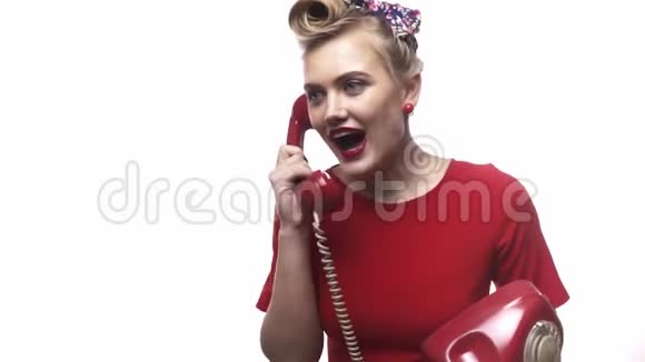 情绪激动的金发女孩穿着红色衣服正在打电话视频的预览图
