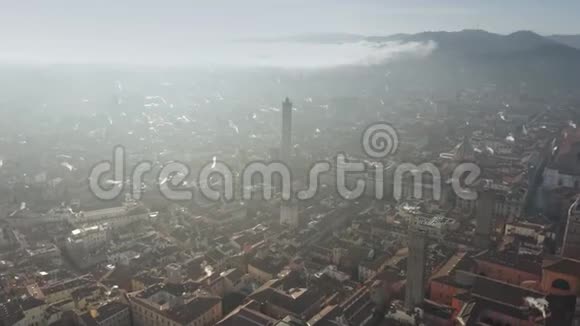 意大利博洛尼亚的主要城市地标著名的历史博物馆或两个塔的空中景观视频的预览图
