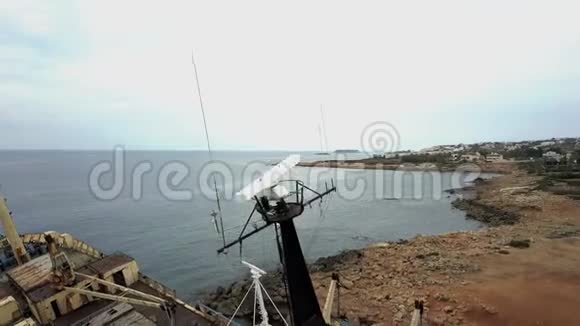 海难地中海岩石海岸附近的海难事件视频的预览图