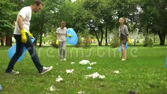 友好家庭组织清洁日清洁家庭垃圾公园视频的预览图