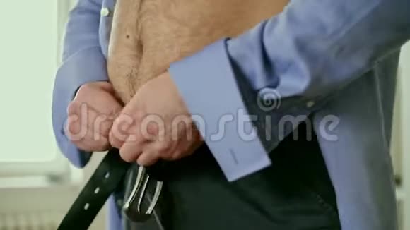 胖子把裤子拉上拉链视频的预览图