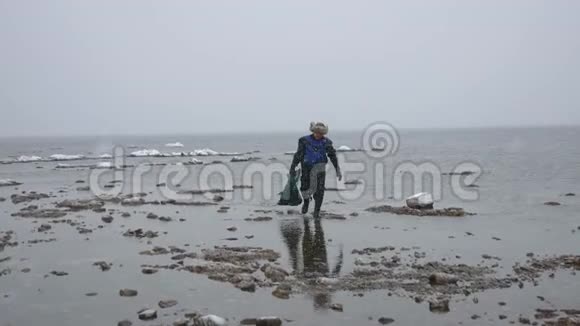 冬天海滩上有一群海鲜的渔夫视频的预览图