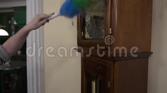 女人用刷子把大钟擦干净家庭清洁概念视频的预览图