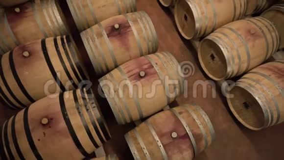 一排排橡木桶装酒窖视频的预览图