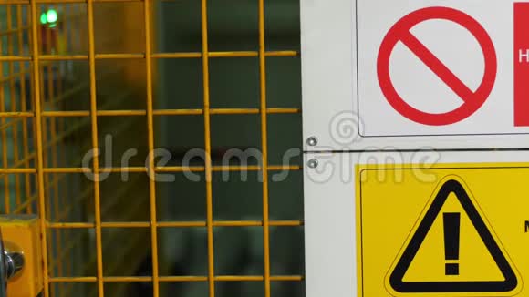 警告标志文本与黑色油漆字母在黄色背景不进入该区域的概念谨慎危险视频的预览图