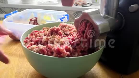 厨房电动绞肉机将肉丝碎成碎肉条未修改的相机颜色视频的预览图
