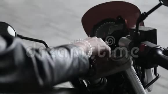 女人开着摩托车点火视频的预览图