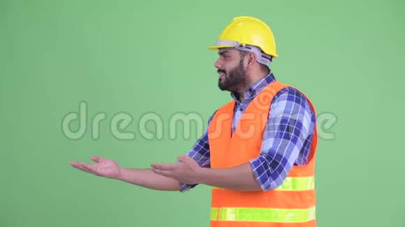 快乐的年轻肥胖的印度建筑工人视频的预览图