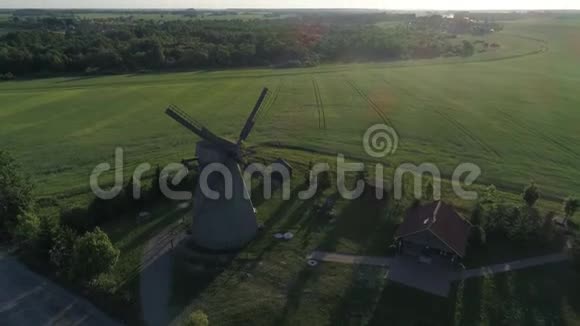 空中飞行特写拍摄老磨坊背景的田野视频的预览图