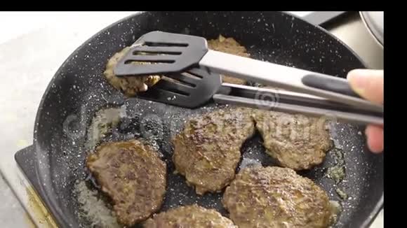 为汉堡煮牛肉和猪肉馅饼烧烤炉上烧烤串上的肉烤汉堡切牛肉视频的预览图
